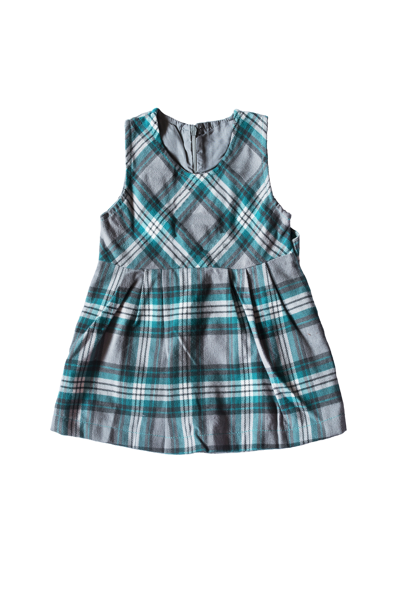 帮我撰写一篇童装新品美文以描述服装细节特点为主题服装类型：潮流感黑白吊带连体衣舒适好穿、简约款牛油果色polo衫上衣、简约撞色系假两件套T恤