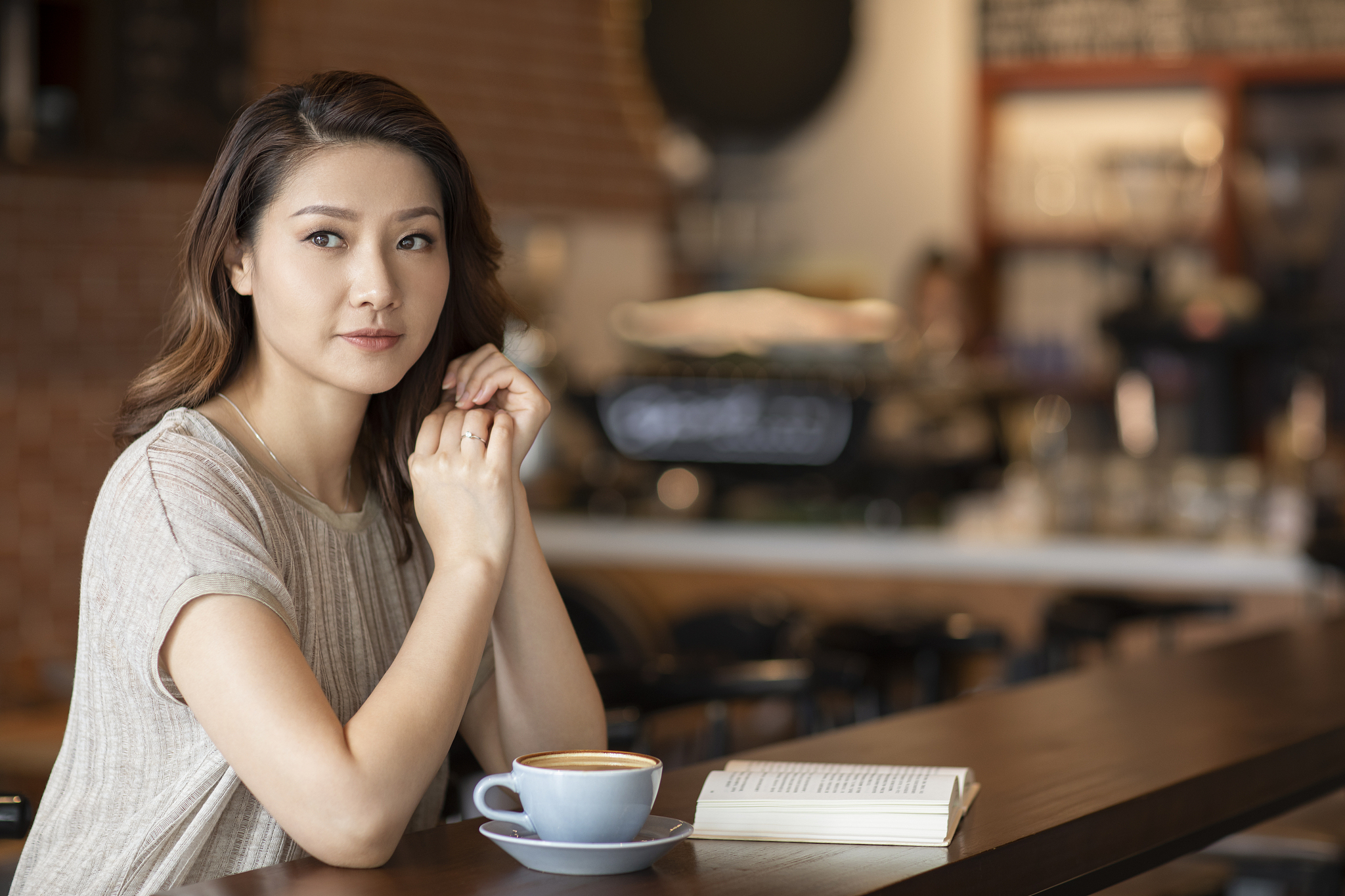 优雅女士在咖啡店喝咖啡
