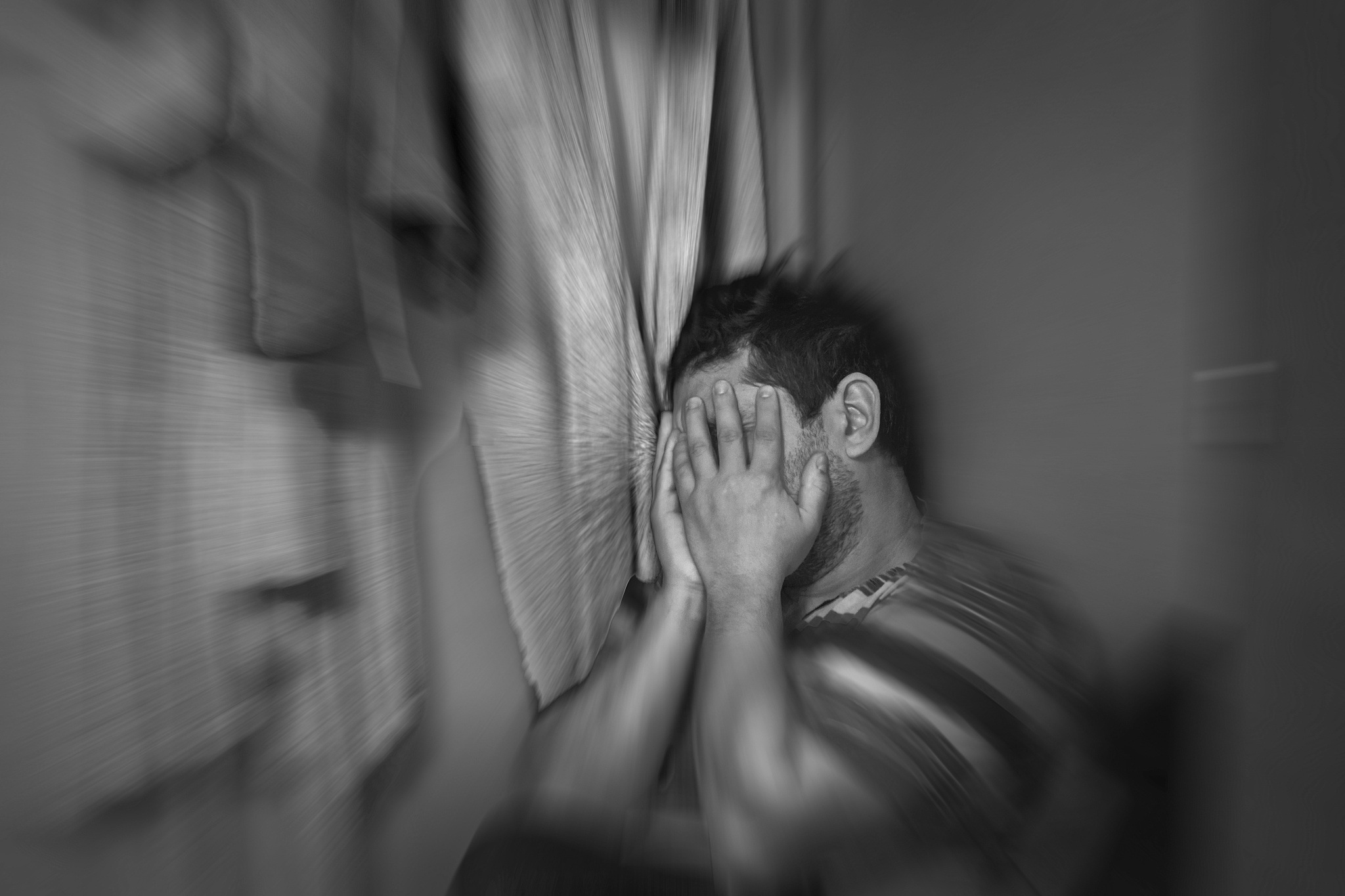 将这句降重 例如在医疗领域情绪识别能够通过识别抑郁症患者、植物人以及自闭症患者等对外界没有感知能力的病 人的情绪使医生、家属掌握患者的心理状态和需求以便于医疗人员对病人采取合适的治疗措施3。在军事上情绪识别能 够用于对战场中士兵的实时检测