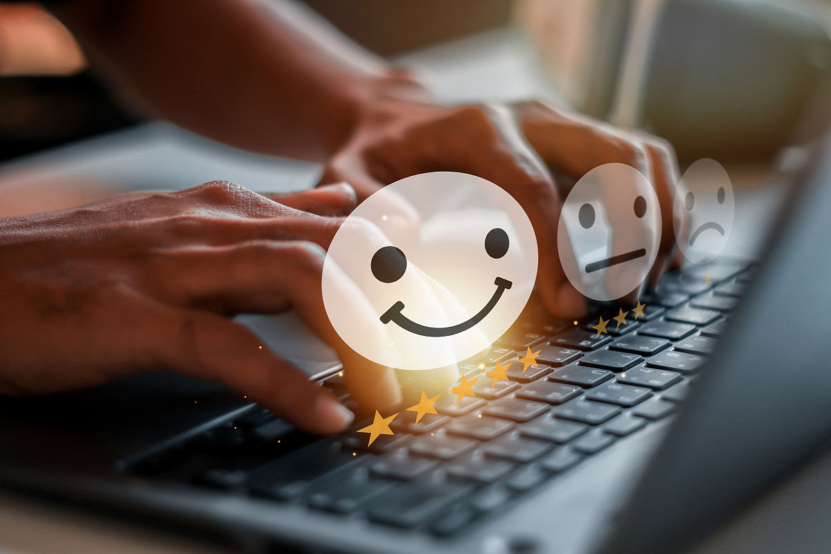 将以下调查目的的内容拓展延申详细介绍针对老年人的公共场所公共设施服务现状及需求调查研究的调查目的：2021 年第七次全国人口普查数据显示我国 60 岁及以上人口的比重达到 187而大于 65 岁的老年人在其中的占比高达135。由此可知我国的人口老龄化形势严峻而老年人在公共场所的各项服务措施建设就显得很重要。此次调研旨在收集公众对老年人公共场所服务建设的意见、充分了解老年人的需要找出公共场所服务措施