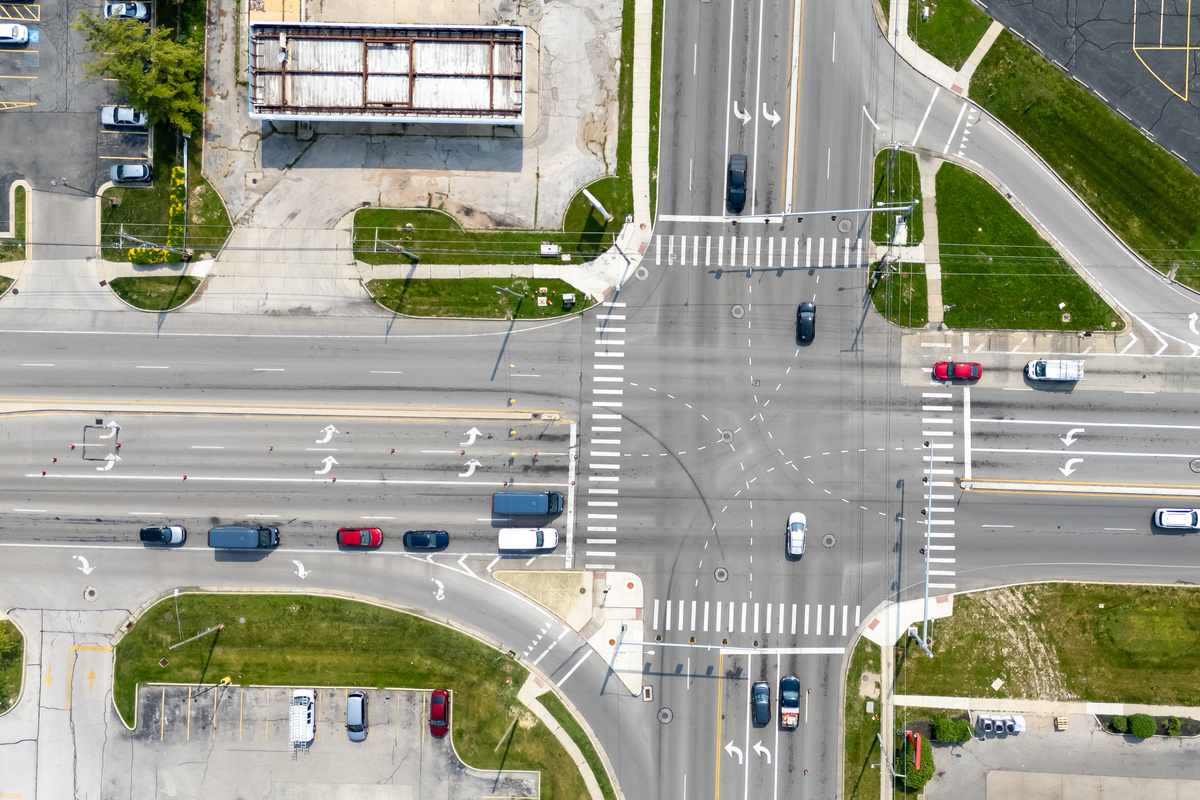 交叉口安全岛：渠化的一种形式 | 提升交通安全和效率
