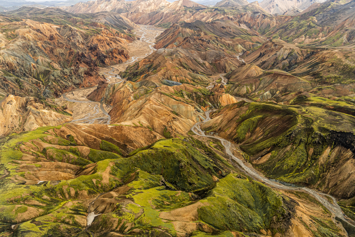 冰岛高地,兰德曼纳劳卡附近,色彩斑斓的山谷与山峦的