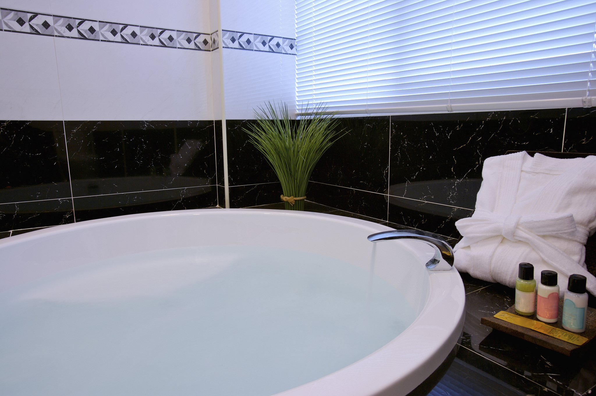 1MODERN LUXURY DESIGN：The modern design of oval shape white free standing tub combining luxuryelegance and fashion creates a unique bathing space for you With excellent heat retention as well as high