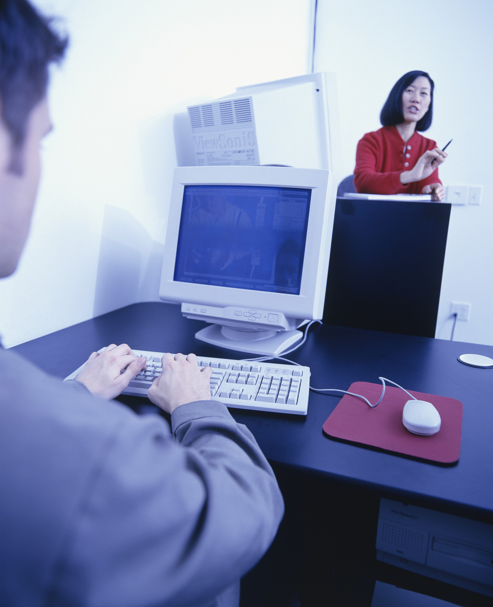 student havin<strong>g</strong> lesson in computer lab