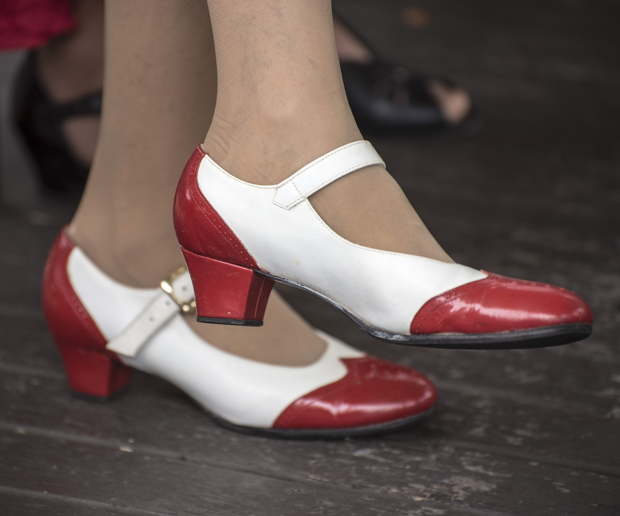 用美式英语写10条关于Fashion Women Open Toe Slide Hollow Out Comfy Sandals Slippers Low Heeled Shoes的好评以及其好评标题。结果格式为输出格式为：标题+：+好评内容。