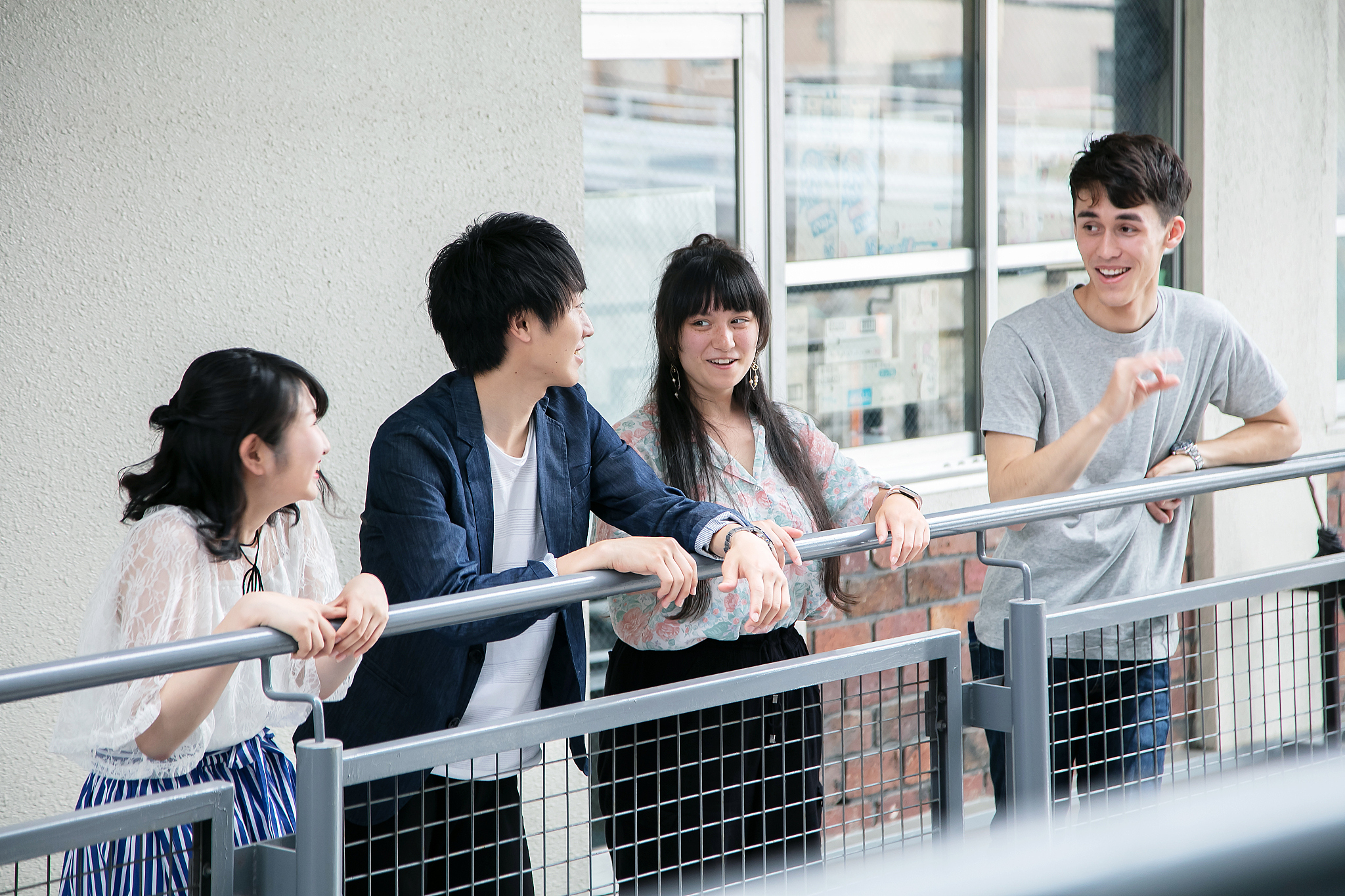 以大学生为何越来越沉默为主题写一个微电影剧本