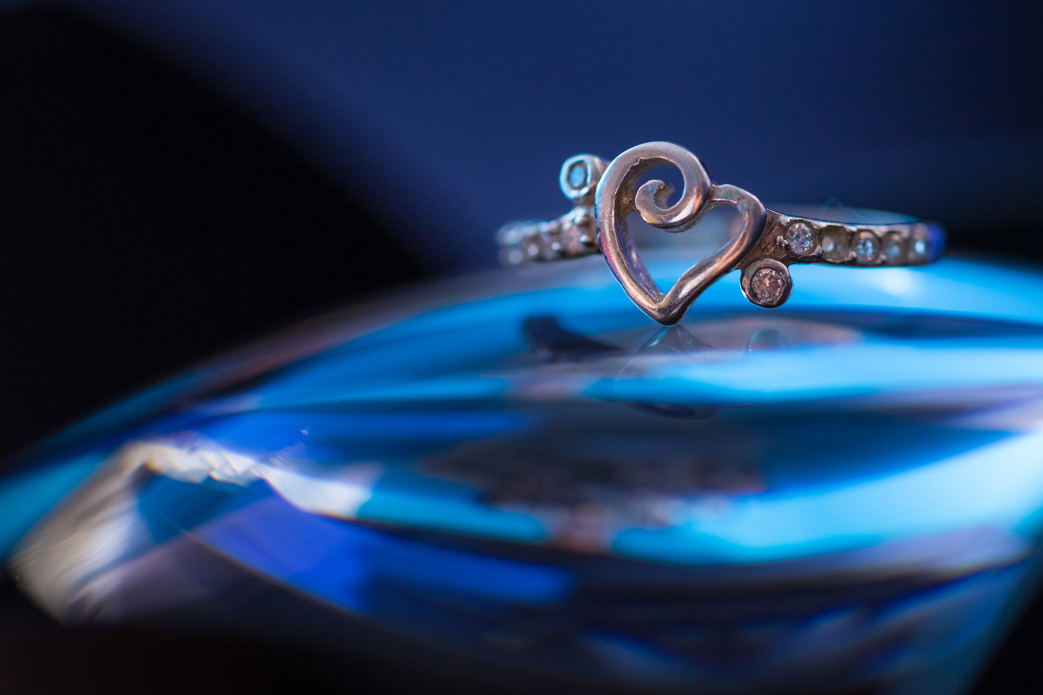 蓝色宝石银戒：以蚕桑丝纹理致敬中国传统手工业