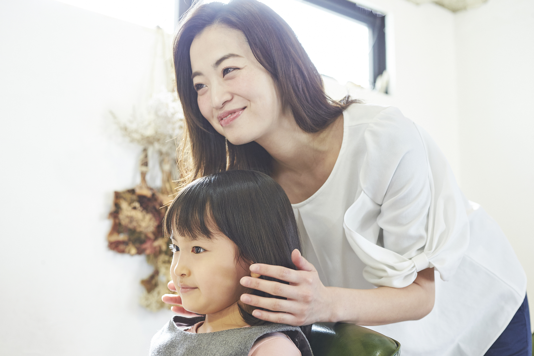 七岁男孩失去妈妈，AI 扮演妈妈角色提供支持与安慰