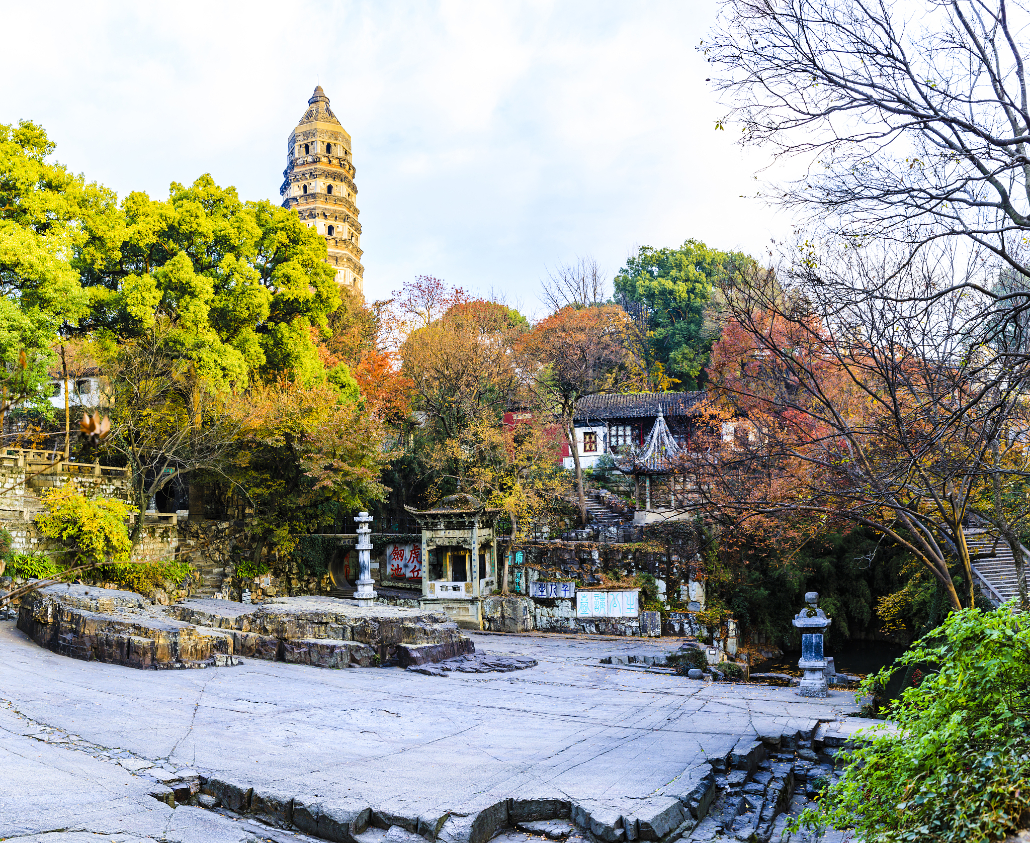苏州灵岩寺游玩绝句：山水相映，钟声悠扬