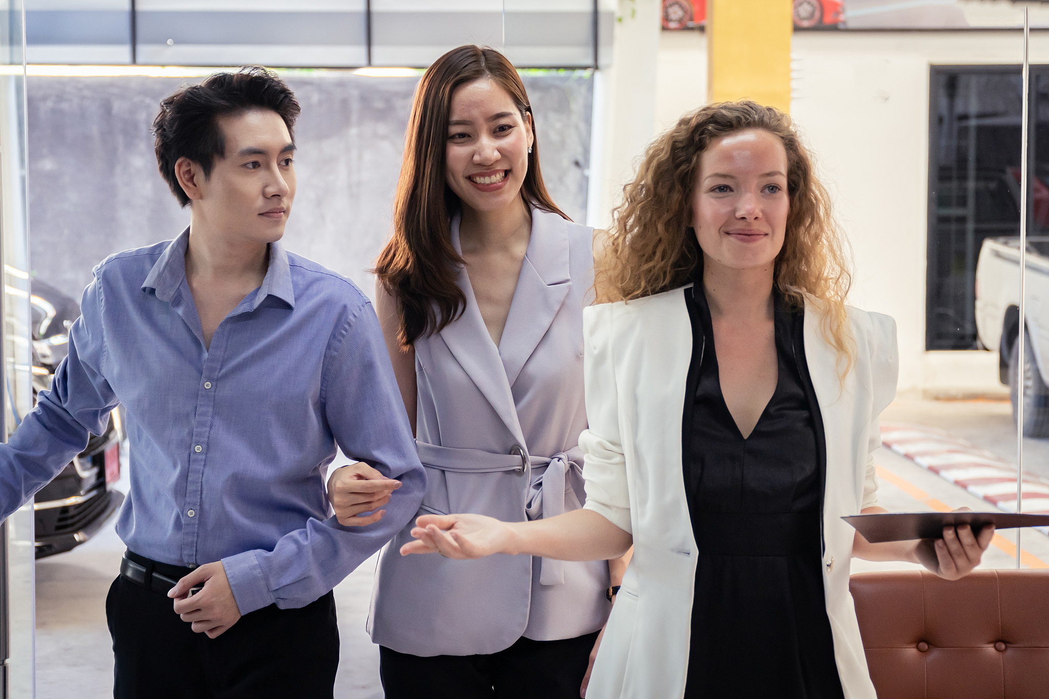 结合万达广场大明宫店销售管理岗位实习的实习生视角，请用自己的理解写万达广场大明宫店销售管理岗位的岗位介绍，不能直接抄袭他人观点和概念。