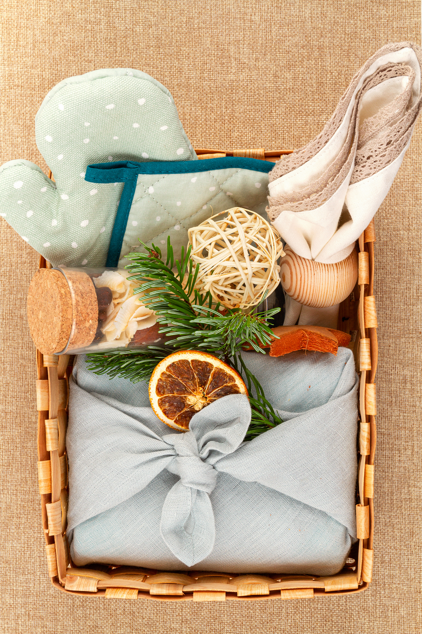 E起向山海青春共实践大学生暑期社会实践立项创意大赛。举一个具体例子包含具体地点可以围绕国情社情调研等主题策划支教助学、医疗卫生服务、政策宣讲、法律援助、环境保护、乡村振兴等社会实践活动。以大一学生的角度包含多个地点多个活动要有可行性