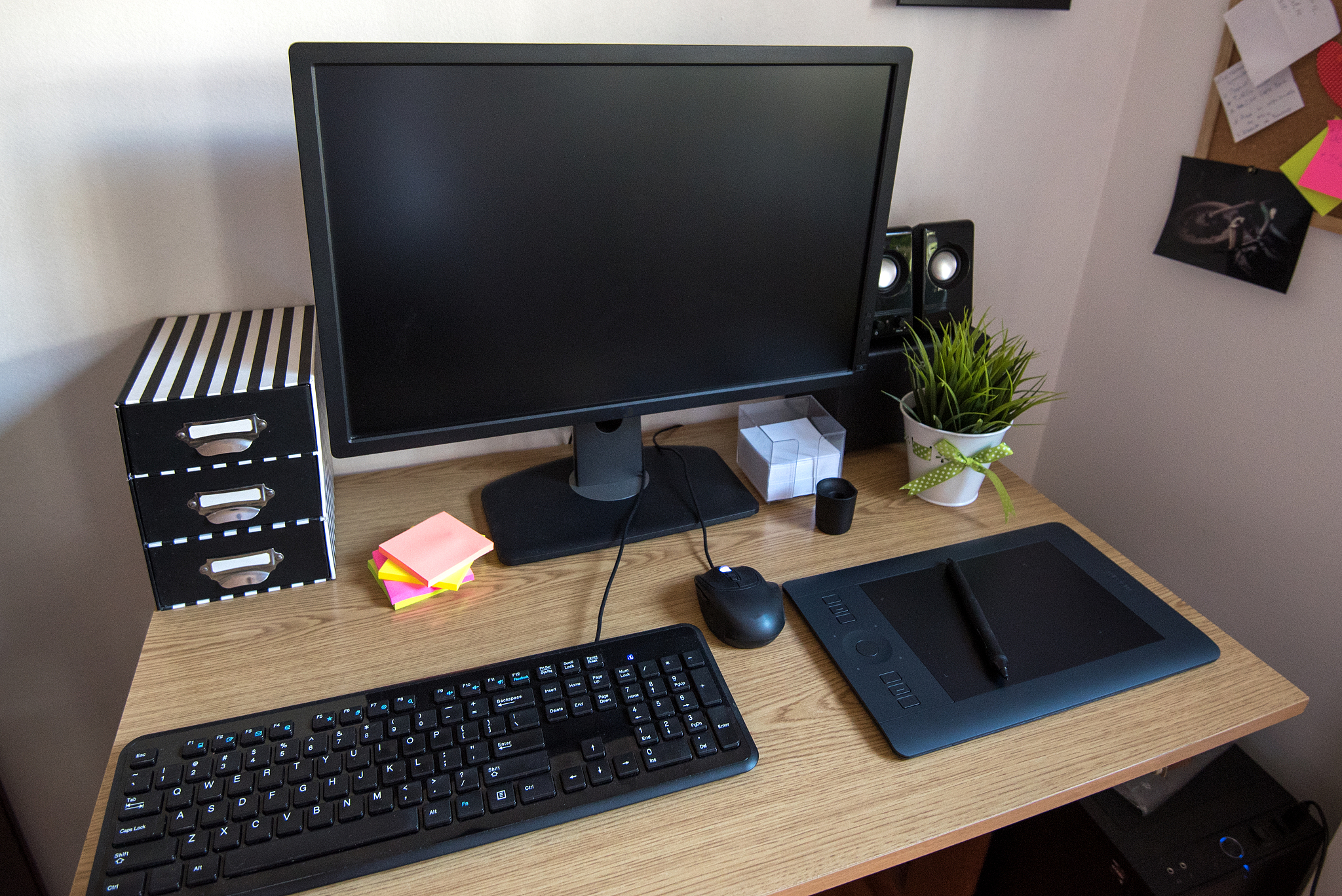 empty home office desk