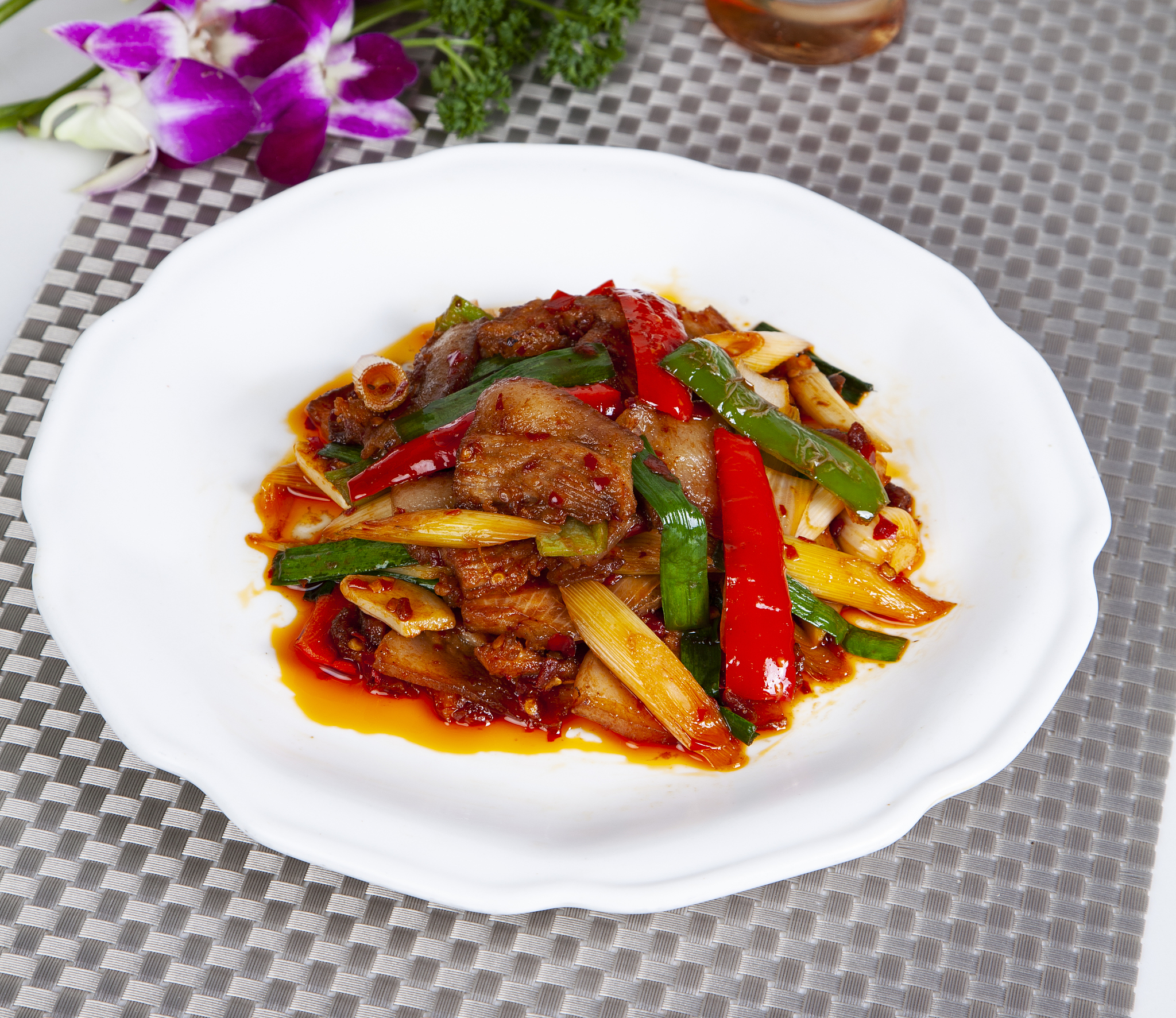 帮我用中文写一段200字的关于回锅肉的介绍再把这段介绍翻译成英文