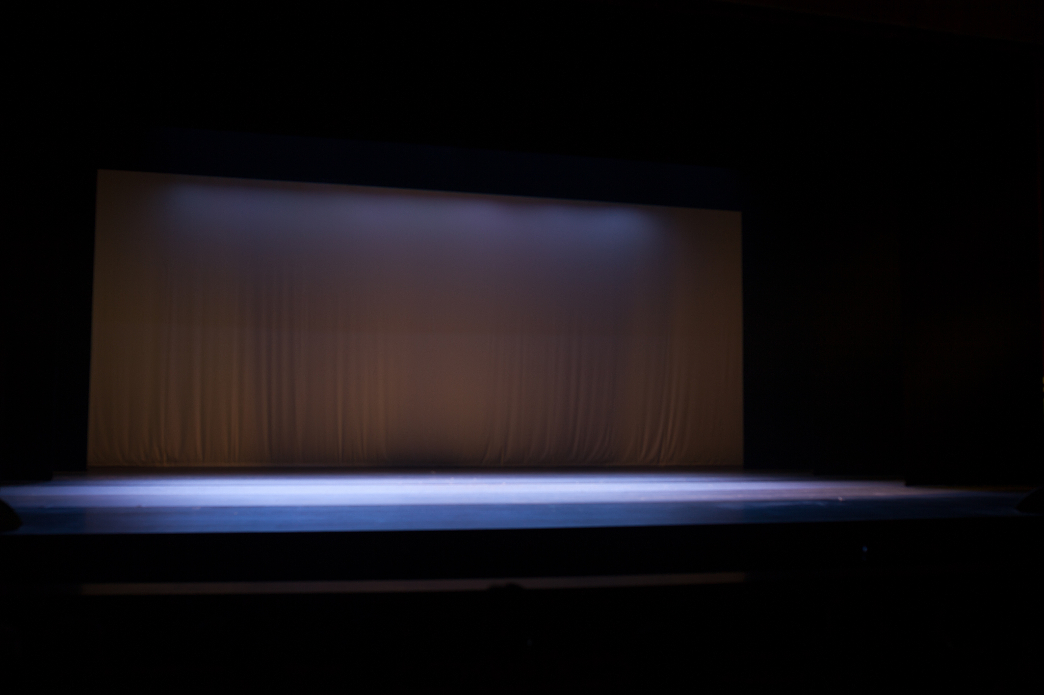 服装表演场地选择三大要素：空间、灯光、舞台