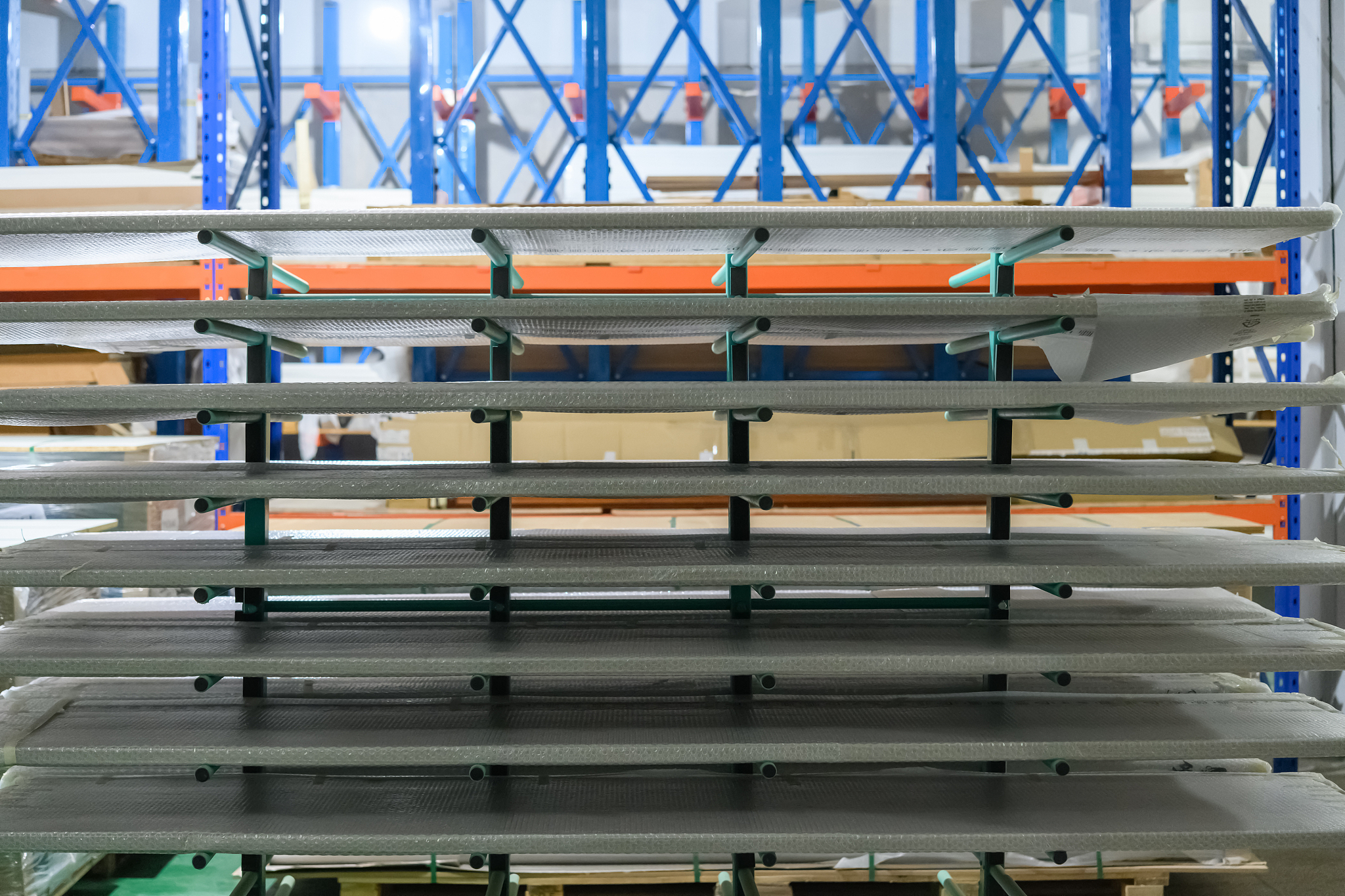 翻译
 If decking is used in racking to store parcels, the decking shall be sufficiently perforated or of a metal grating type and sufficiently rated to hold the load required.