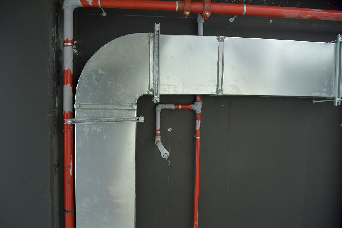 桥架安装检查内容1 检查桥架安装定位是否准确支架位置是否合理。2 检查桥架及其支架是否牢固、稳定有无松动或变形。3 检查桥架悬挑部分是否超出规定长度。4 检查桥架与地面、墙体等建筑物之间是否有足够间隙以便于安装和维护。5 检查桥架的连接件、螺栓等紧固件是否齐全、完好有无松动或损坏。6 检查桥架及其支架表面的防腐保护层是否满足要求有无锈蚀和损伤。7 检查桥架的负荷承受能力是否符合设计要求。8 检查桥