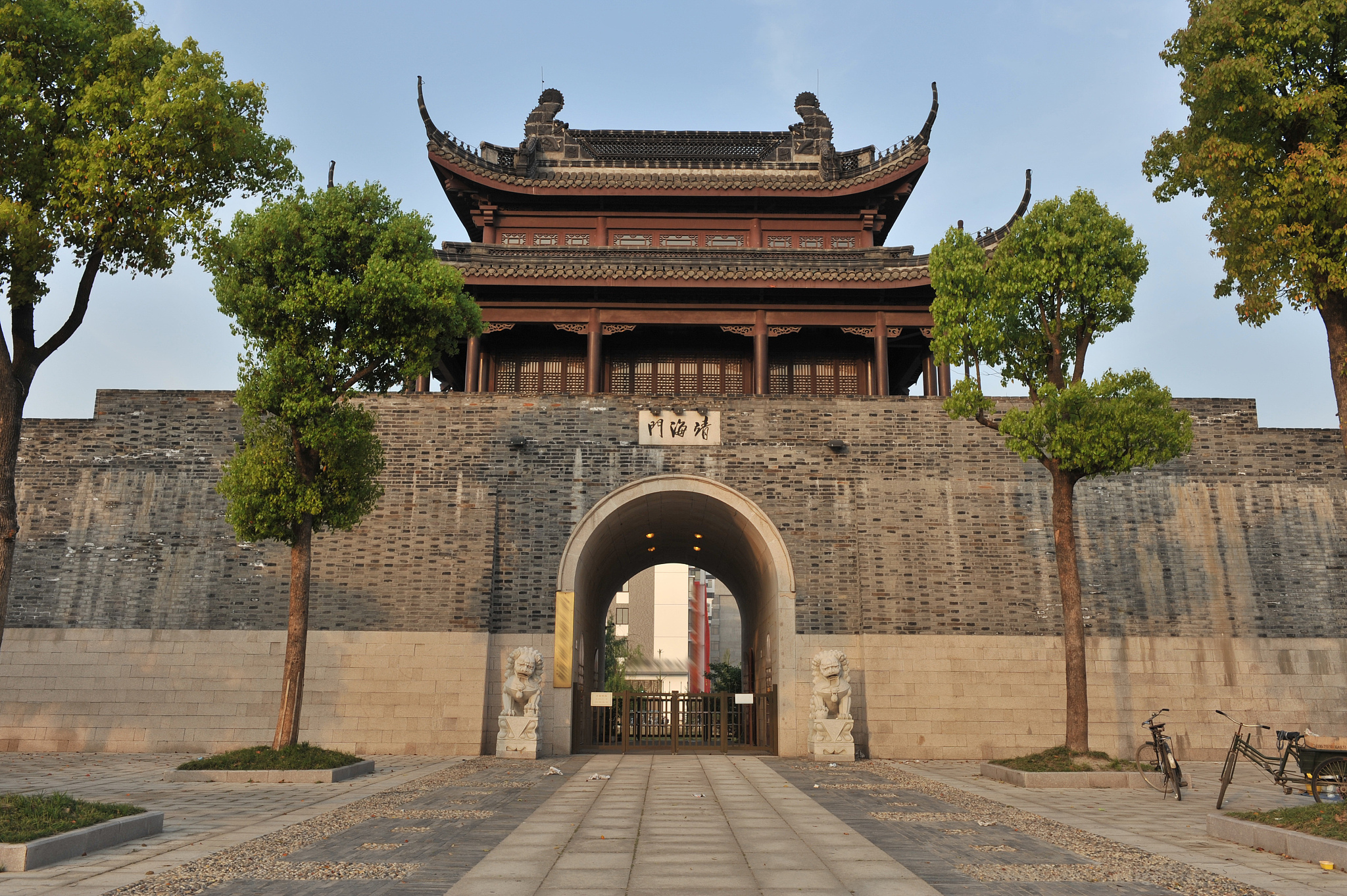 镇江的丹阳。中午没有到徐州雎宁的长途汽车 只有上午和下午有帮我用200字详细描述