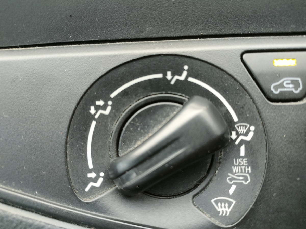 开车时候速度上来后可以松油门？