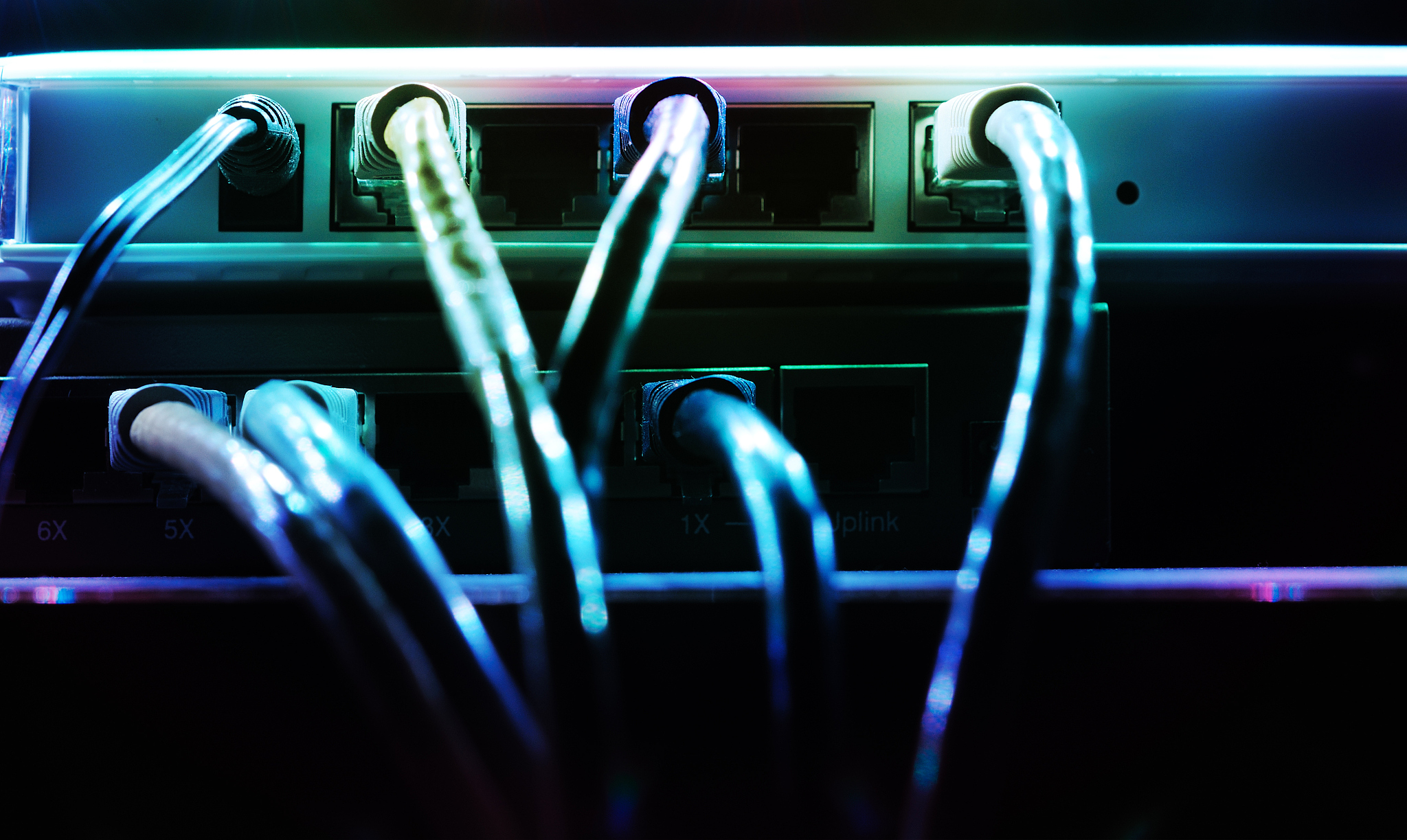 一个路由器的路由表中有如下表项：地址掩码 下一跳1354656022 Interface 01354660022 Interface 11354640023 Router 1default Router 2对于下列IP地址如果到达的数据包带有这些地址试问路由器如何处理？1135466310 2135465714 313546522 419253407 519253567