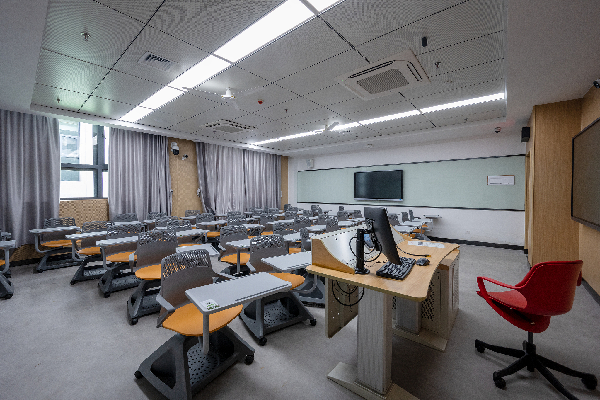 请帮我撰写一份关于数字化背景下教学环境构建与创新的调研提纲