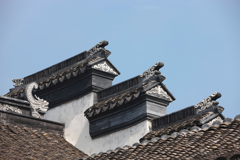 写一个关于徽派古建筑摄影的报告1 徽派古建筑的特点 11 徽派建筑的历史成因 12 徽派古建筑的建筑特色 121 天人合一的选址和设计格局 122 朴素淡雅的色彩特点 123 精美的建筑装饰 124 别具一格的马头墙 13 徽派古建筑的文化内涵 14 徽派古建筑的美学特色 141 功能与美观兼具的统一之美 142 山水环绕的自然之美 1