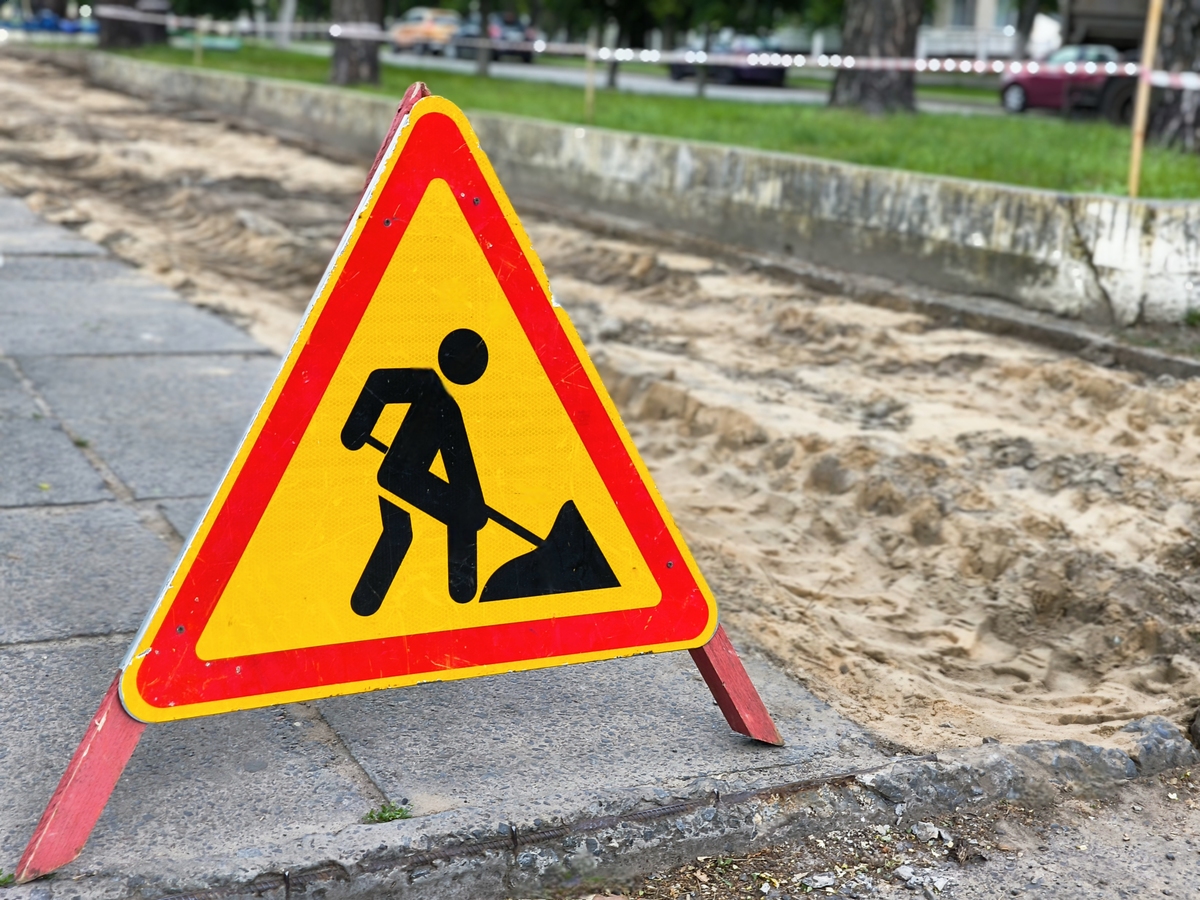 公路严禁开挖标志的意义：保护环境与安全