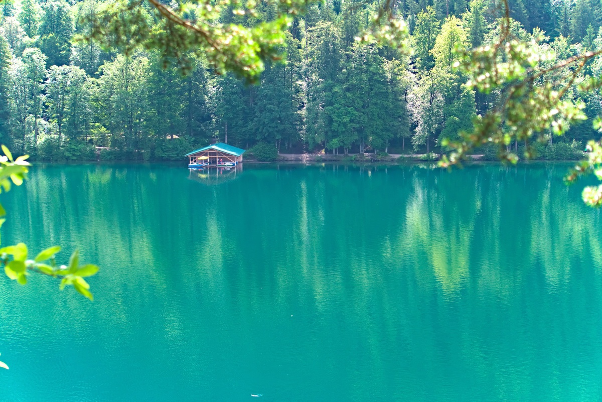 风景如画的山间湖泊(版本 1)