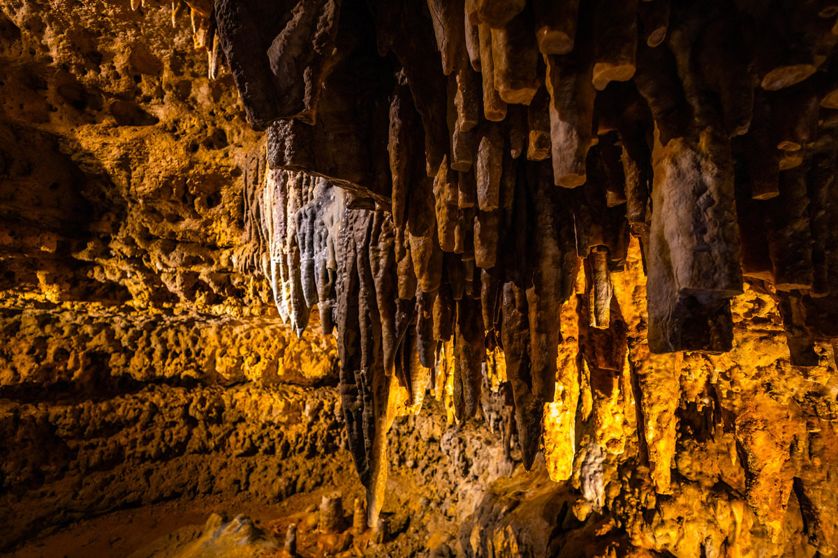 安顺龙宫：探秘地下奇观，感受自然与历史的魅力