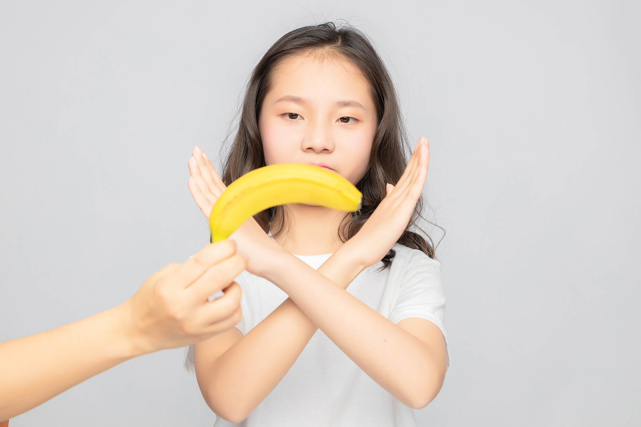 灰色背景里的亚洲小学女生