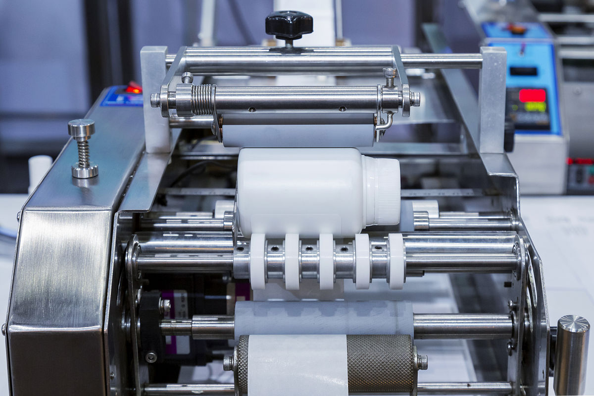 贴标机压带运动方向与输送带相反的原因