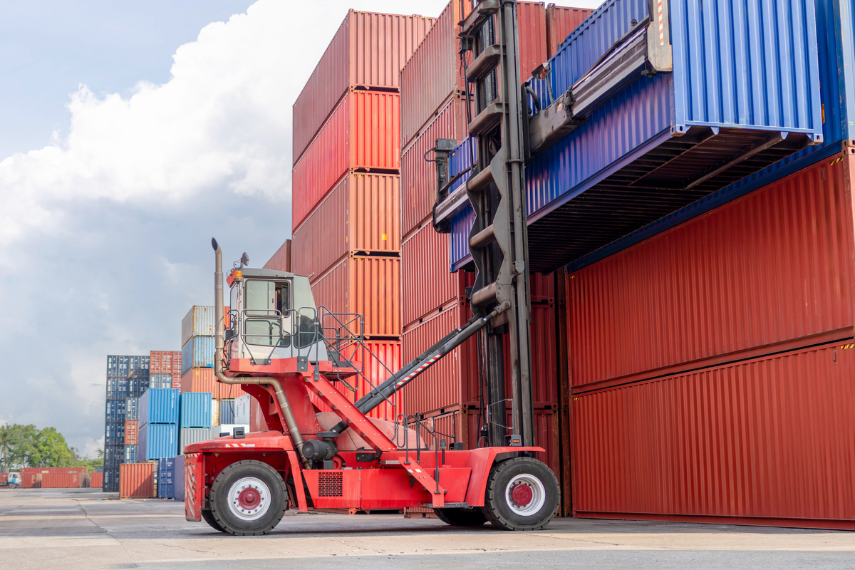 集装箱货运站装卸设备选择指南：3大因素助你高效省钱