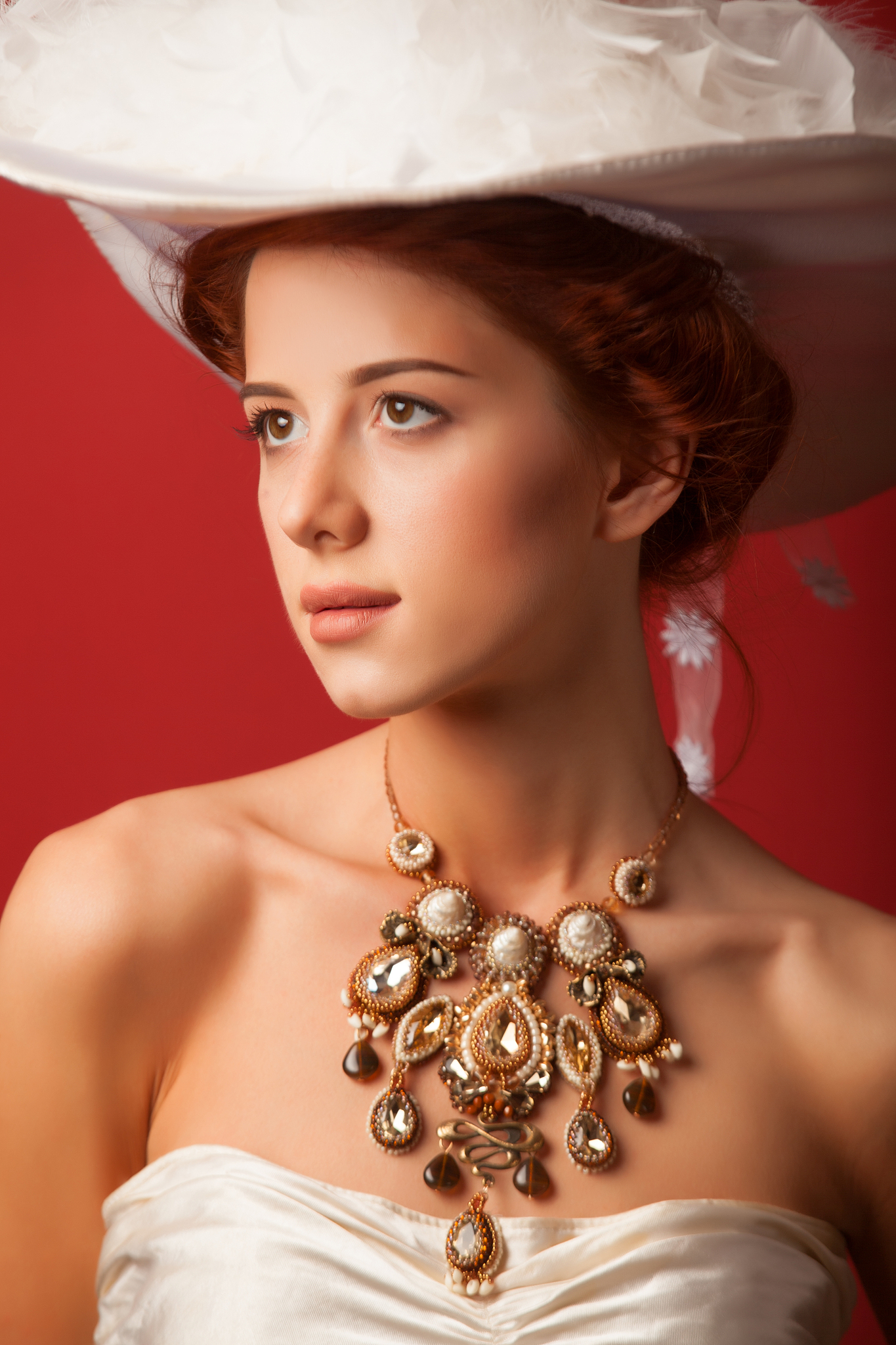 edwardian women with necklace