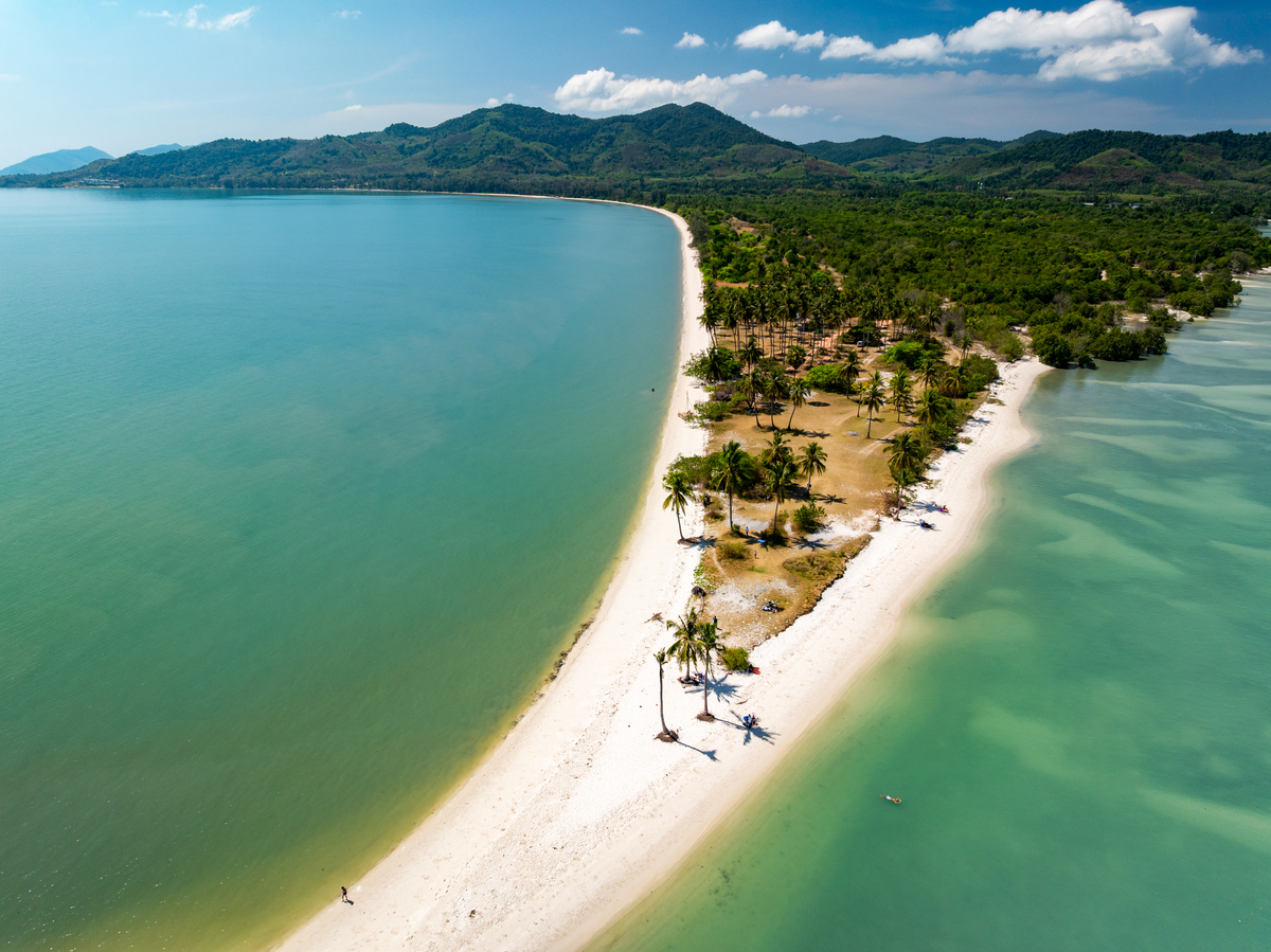 我想做个海口的旅游计划深圳出发飞机来回5天的自由行主要在海口市玩不去三亚市不去天涯海角请安排比较有特色的景点和小吃酒店等