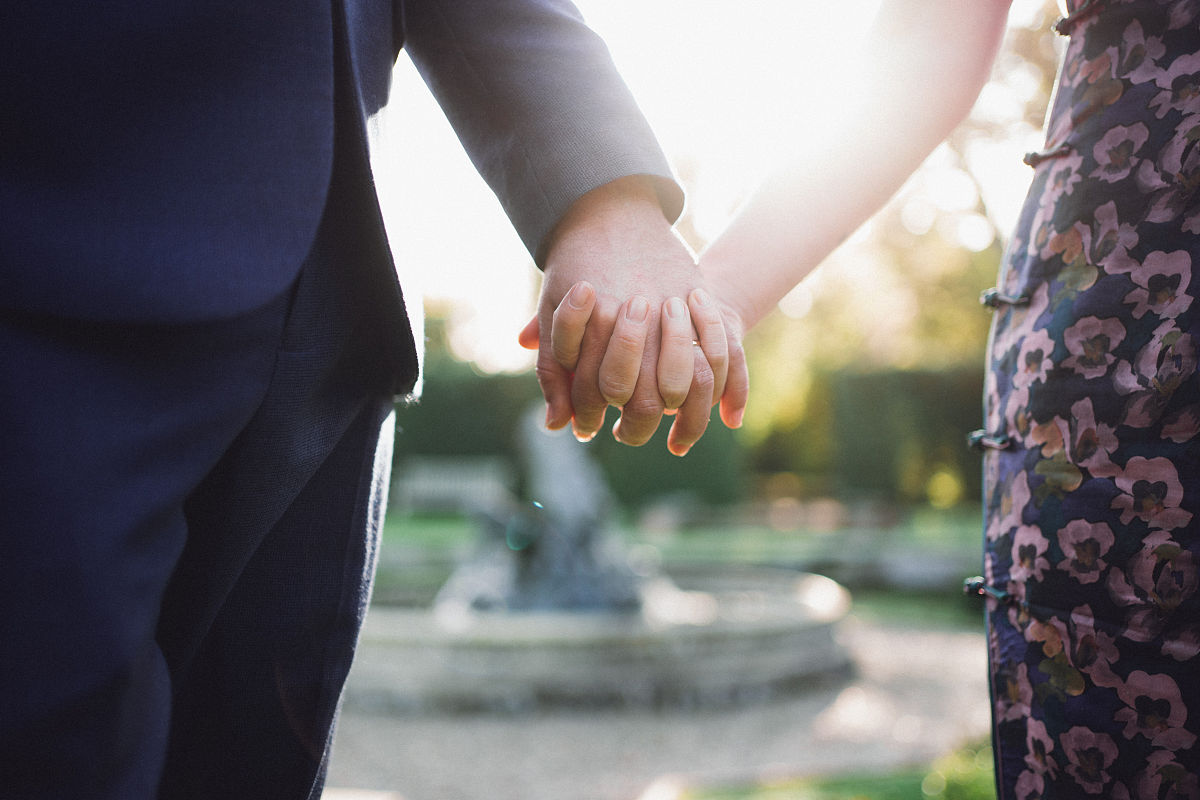 愿岁月可回首且以深情共白头以上句子帮我修改整齐一些