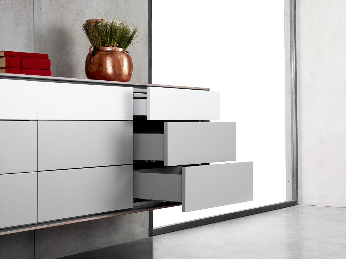 宁静的美感储物的艺术。USM高端品牌柜子让空间变得更加优雅。按照类似的本案写10篇出来。每篇字数控制在30字左右。把自己当成大师写的更优美符合高端消费群体的审美产品主打模块化家具包豪斯风格简约精致