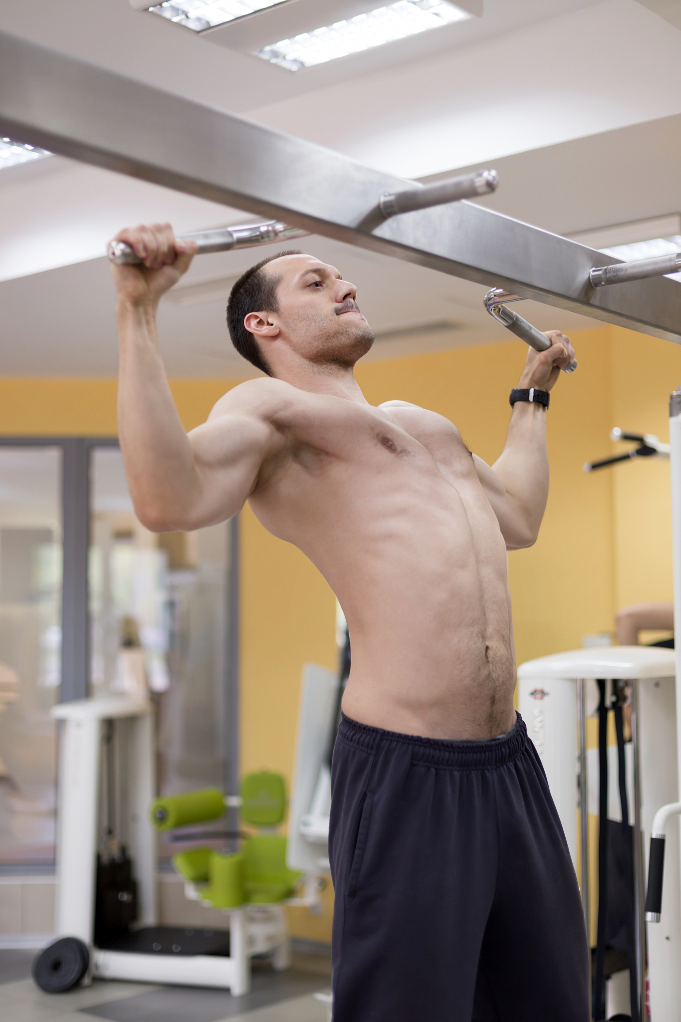 引体向上的完整动作要领、易犯错误及纠正方法