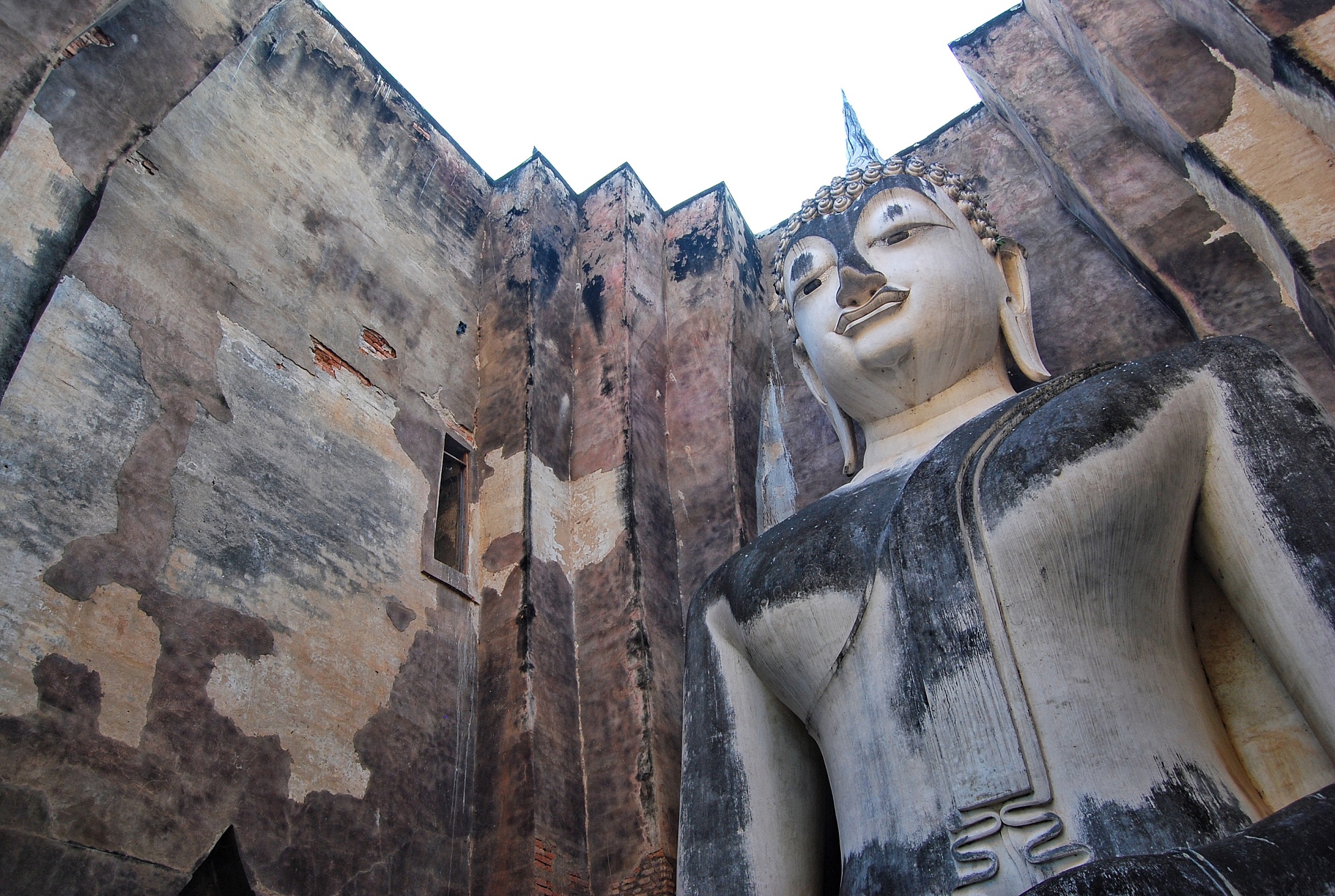 phra achana ancient buddha image of the si chum temple.