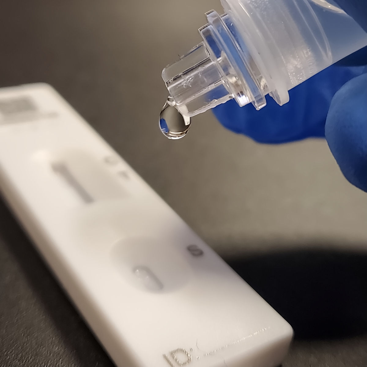 用决策表法设计测试用例。该程序有三个输入变量month、day、yearmonth、day 和 year 均为整数值并且满足：1=month=12 和 1=day=31分别作为输入日期的月份、日、年份通过程序可以输出该输入日期在日历上隔两天的日期。例如输入为2004年11月29日则该程序的输出为2004年12月2日