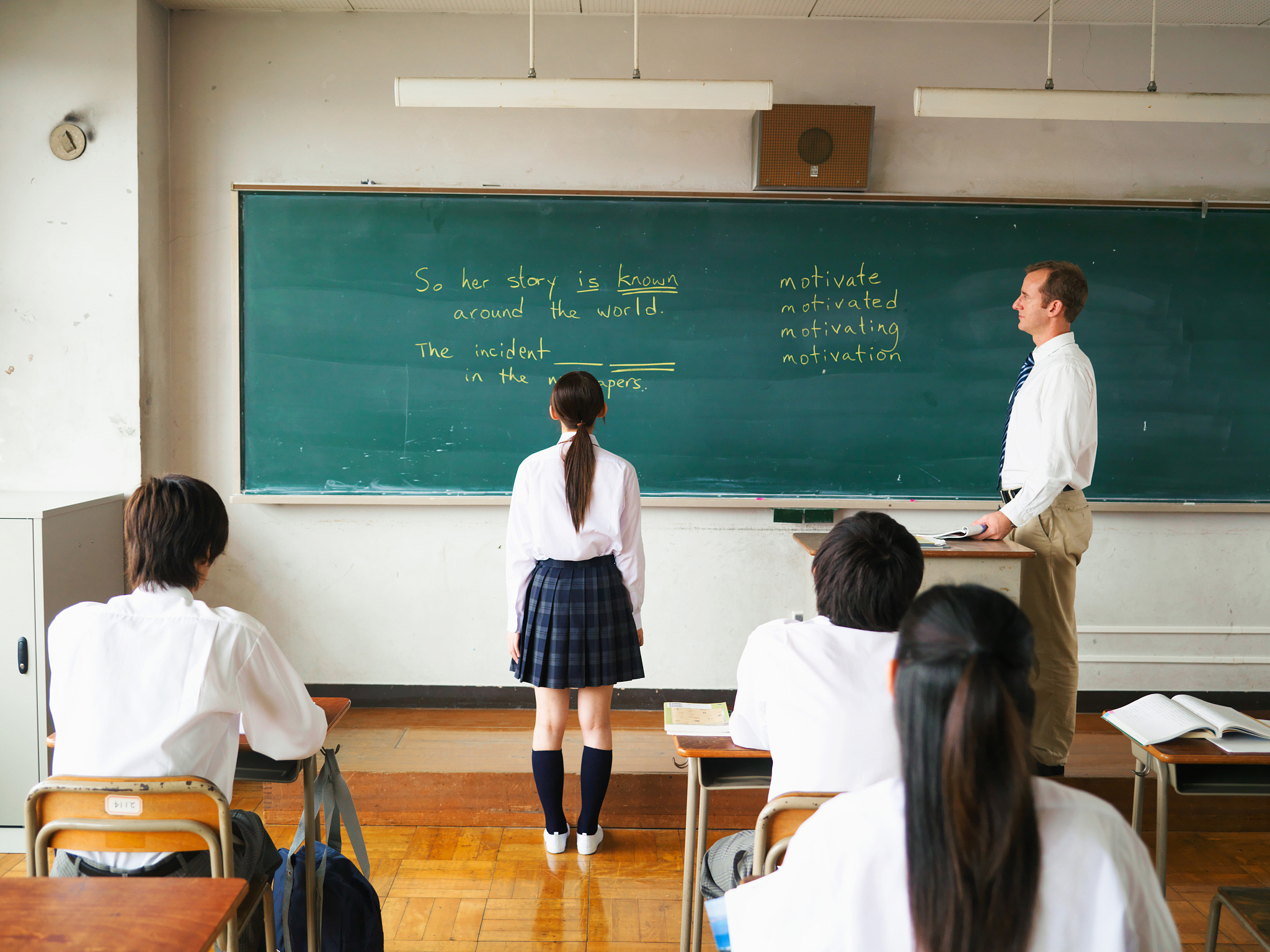请以河南信息统计职业学院的学生为视角写一篇关于大学课堂里所讲的《形势与政策》这本 书 的论文要求有论文题目关键字摘要正文有 三个分论点结尾要理论联系实际中文汉字大于1800字