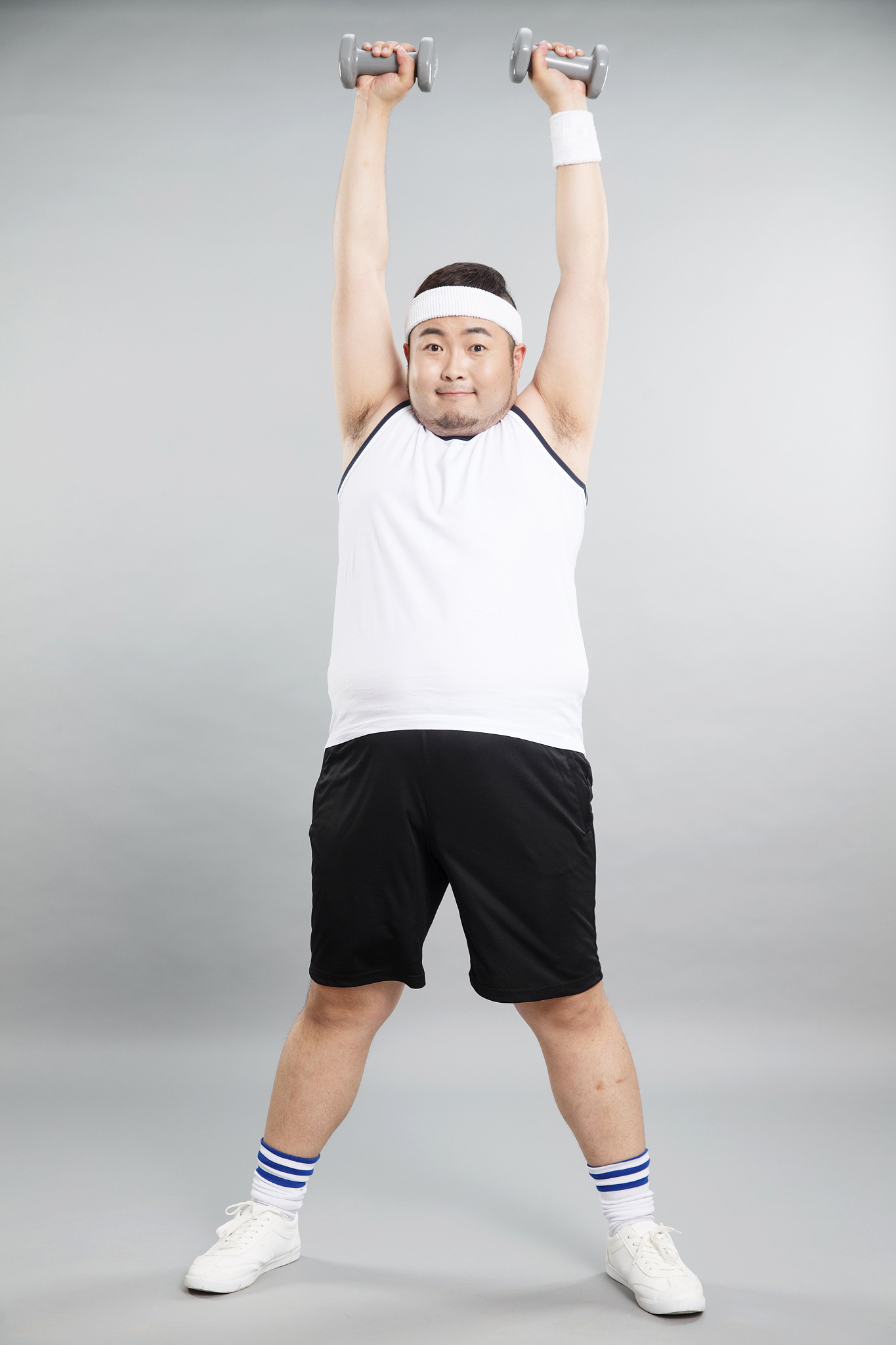 肥胖的青年男人在健身