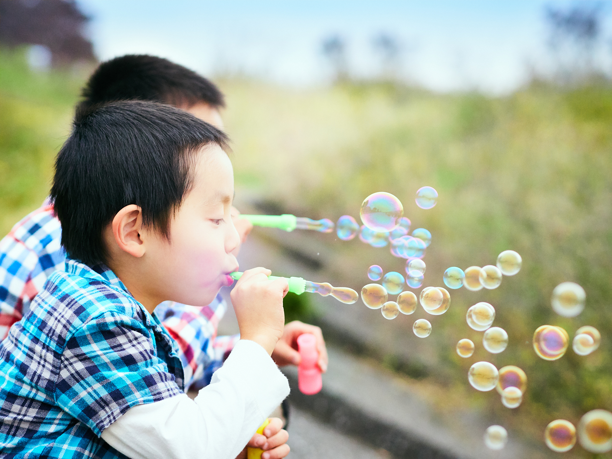 能不能请你帮助写一篇以少年向上新发展向未来为主题的适合朗诵的文章3分钟以内就可以了