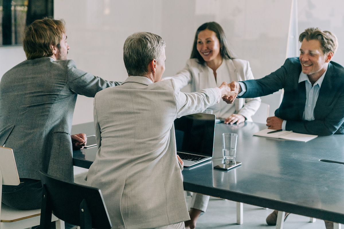 如何安慰工作中被批评的朋友：大学同学的经验分享