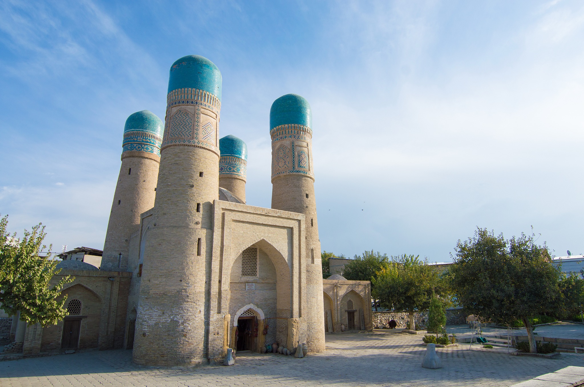 为什么把喀什古城说一大块一大块三块地帮我用200字详细描述