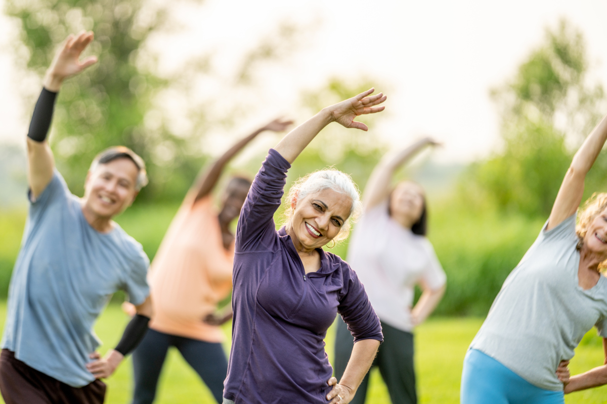 一份全世界公认的十大长寿生活习惯公布了第一个最容易做到而第七个最难。看看您能做到几个？第一个是每天坚持吃绿色蔬菜第二个是每天睡午觉第三个是每天走路一小时第四是每周保证一条鱼第五是少吃红肉第六是多做记忆力游戏第七是多做家务第八是把坚果当零食第九是多和别人聊天第十是多晒晒太阳。这十点您能做到几个呢？上述内容修改百分之三十但意思不变文案要求口语化要符合抖音短视频规则