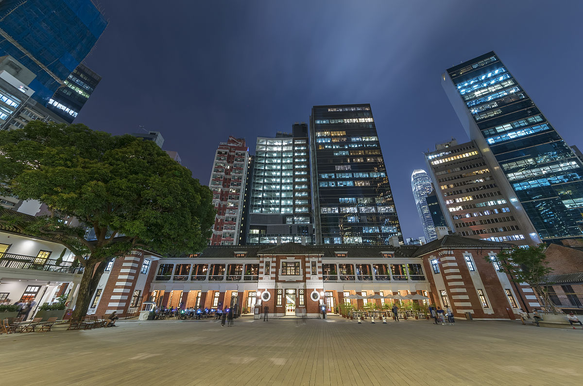 香港城市中古老和现代高层建筑的夜景