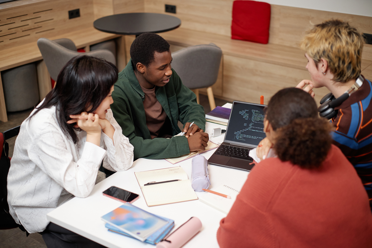 在一个既有中国学生也有美国学生的大学项目中。为了让学生们能看电视学校做了一些管理。学校提供了两台电视机其中一台主要用来看美国电视频道。有一天中国学生宁通正在美国节目的布景上看中国节目这时一个美国学生汤姆走了进来。他提醒宁通他使用的是为美国频道准备的电视机。宁通说他的节目只需要10分钟就能结束。然而汤姆不想再等了他催促宁通换到美国频道但后者坚持要他把节目看完。争论愈演愈烈宁通就不说话了。他根本不理睬