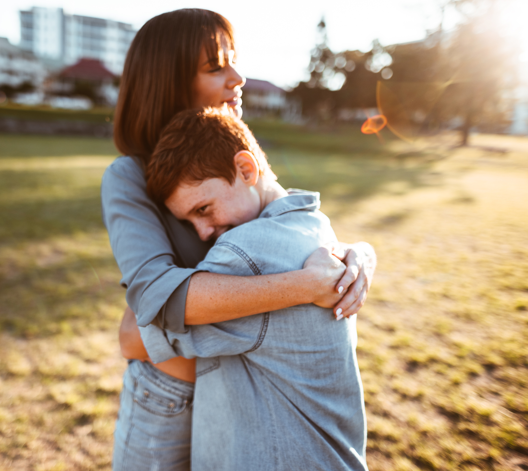 拥抱的力量：表达爱与支持的亲密接触