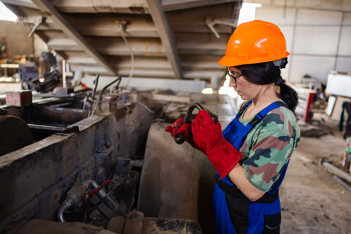 写一篇讲稿。一个女性石油工人要还原岗位人才成长的真实心路历程以小见大包含但不限于以下内容个人成长状况 包括自然条件、工作及培训经历、工作业绩、个性特征、兴趣爱好等。 结合成长谈自我认识自我成长过程中的优缺点深刻的记忆工作中积累的个性化策略、经验等。结合发展谈困惑 包括对企业现状认知、对自己岗位的认知、对自己成长的问题困惑对企业发展和工作中存在的问题及建议等。
