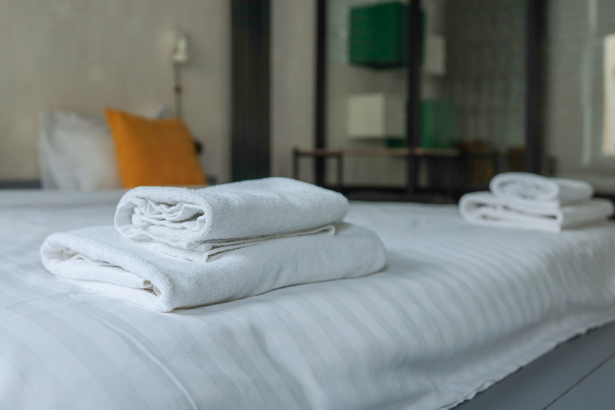 宾馆被子摆放技巧：整齐美观，舒适体验