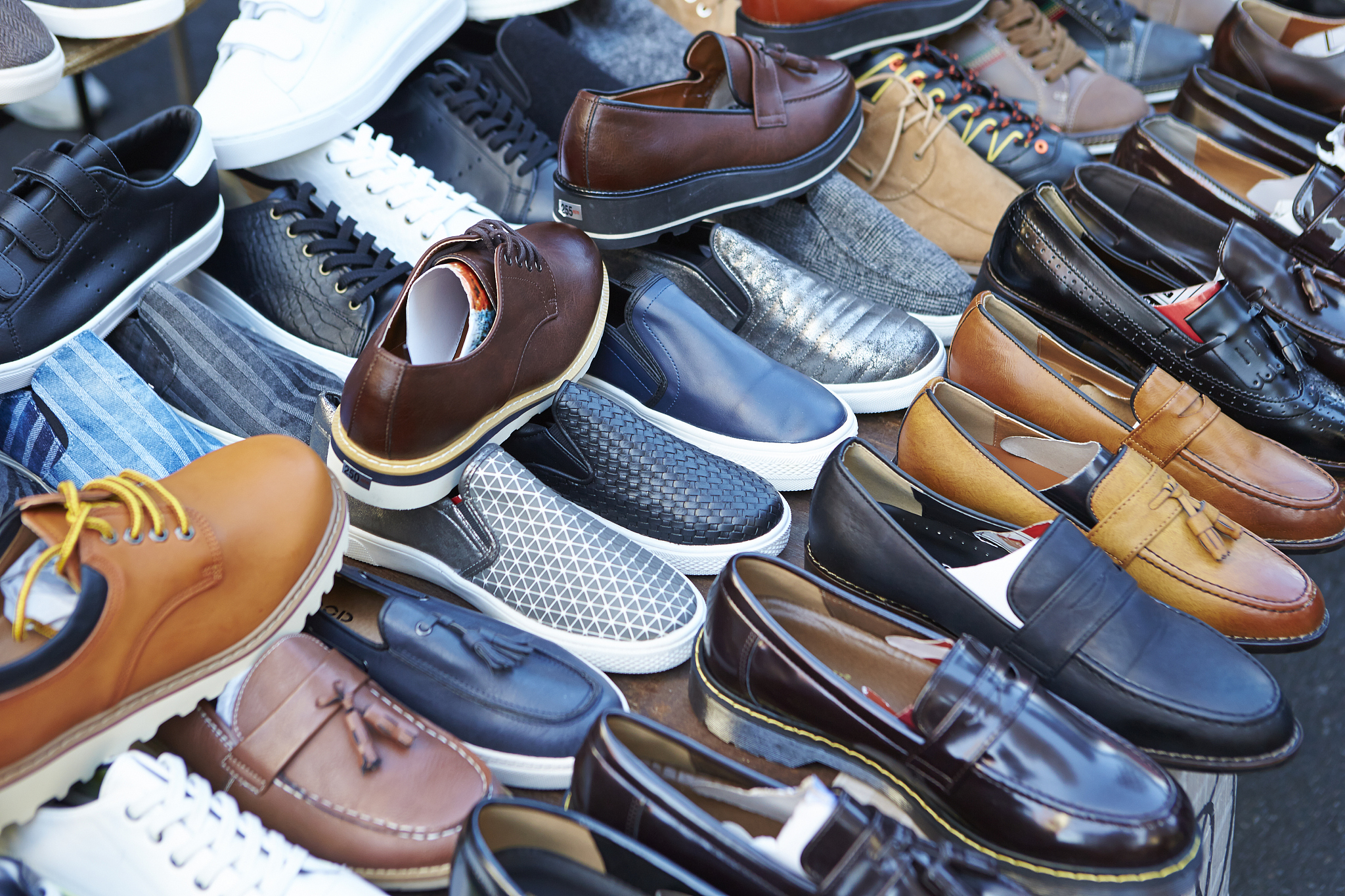 Analyzing shopuuecom website and combining with shoe category to generate Google ad headlines Within 30 characters
